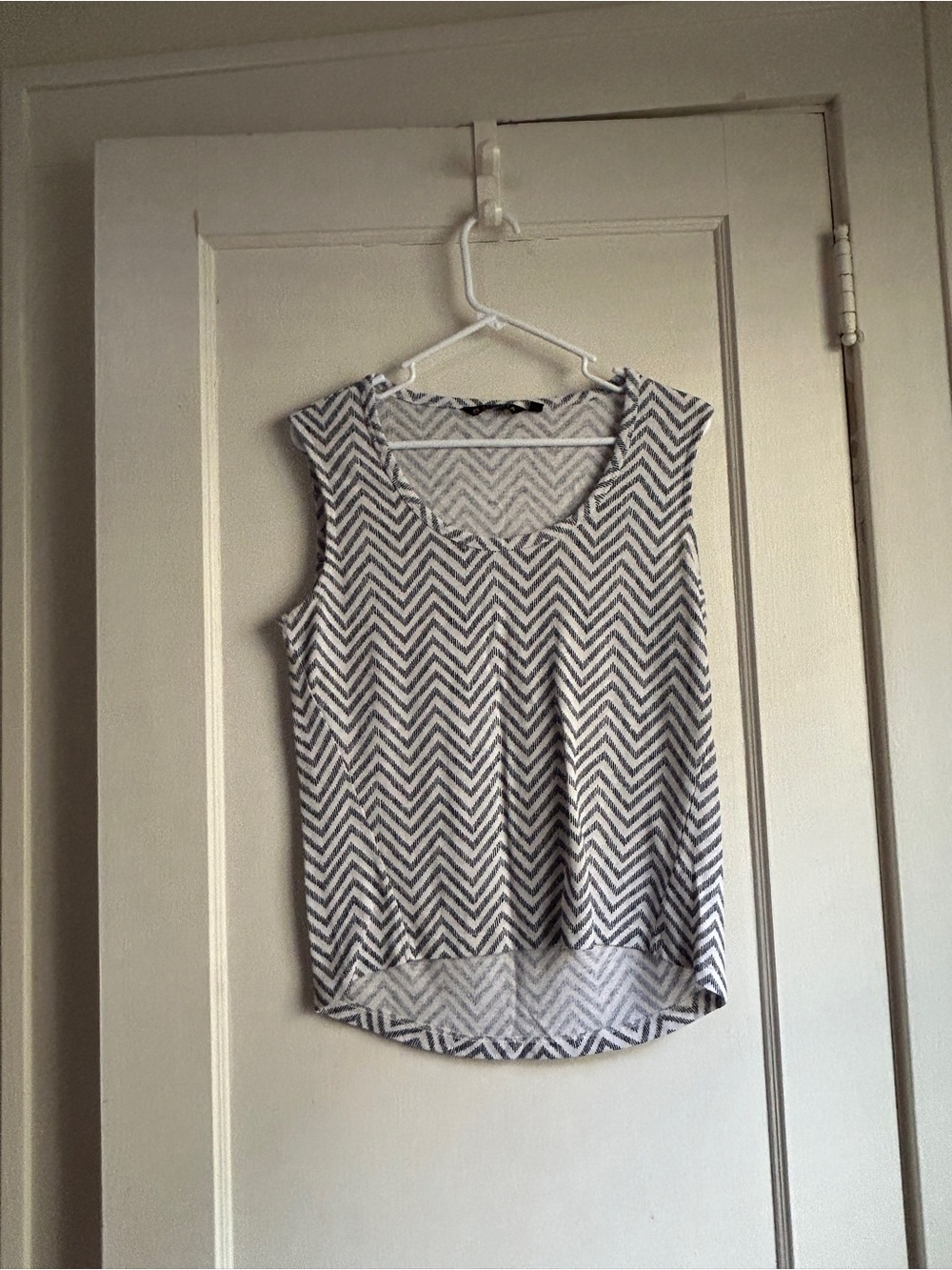 Athleta Chevron Scoop Neck Tank Top - Gray & White